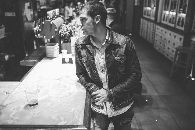 foto bar blanco y negro min